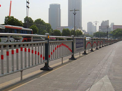 机非隔离护栏 - 安平县万基筛网有限公司图片4